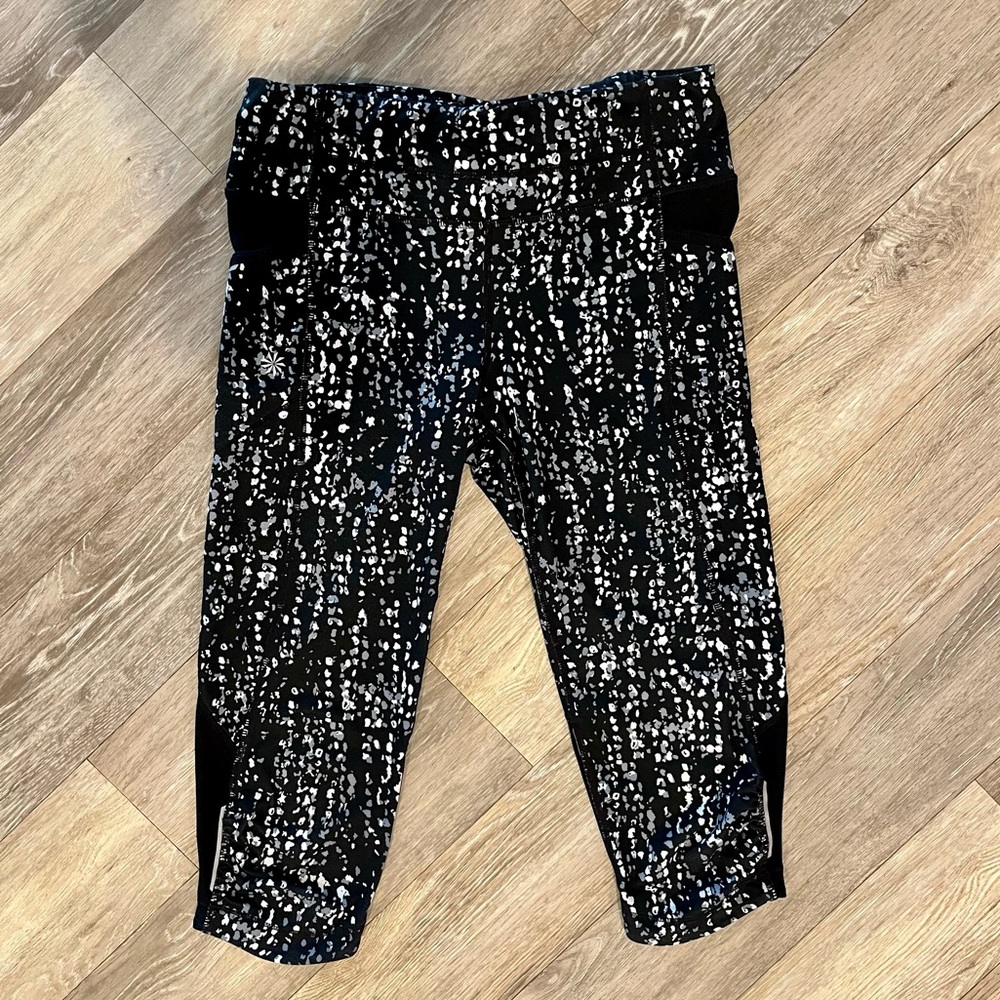 Athleta Salutation Stash Pocket I Capri Serpent S